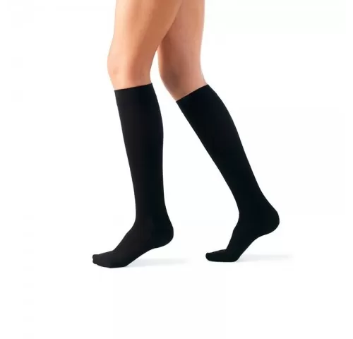 3-Ciorapi-medicali-pana-la-genunchi-cu-compresie-de-18-22-mmHg-si-140-DEN--NursingCare---MN22